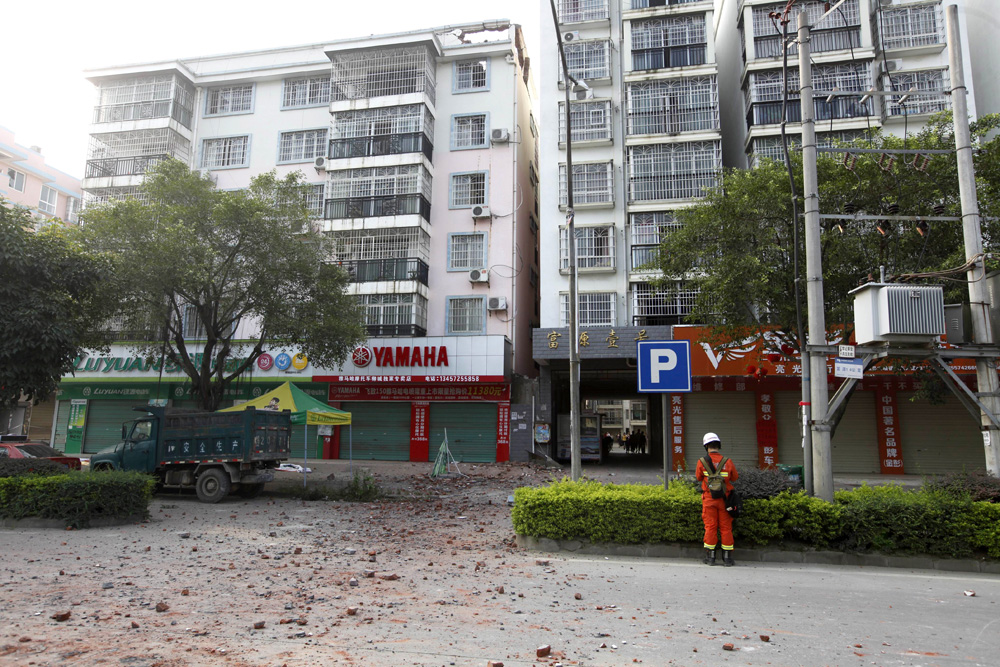 10月1日,广西柳州市柳城县一栋临街的六层居民楼发生爆炸\美联社