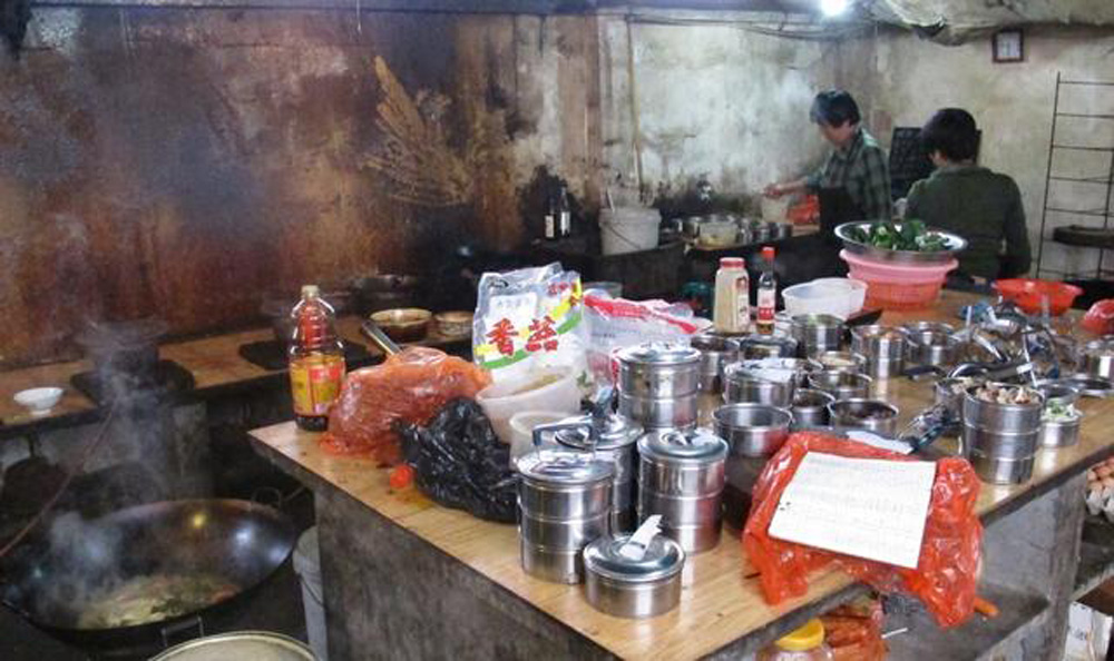 图:脏乱差的製造环境网络图片 【大公报讯】手指动一动,美食送上门,网络送餐已然成为互联网时代的新宠儿。仅饿了么网络送餐平台,目前就已覆盖全国250多个城市和地区,单日订单量峰值突破240万单,交易额达7500万元。然而,据新华网报道,不少网上号称的精緻餐馆,实际上脏乱不堪,甚至没有相关的营业执照和从业资格。 在饿了么APP上一家名叫美味龙虾的店舖大受欢迎,网页上十多张精美的菜品照十分诱人。一份龙虾价格最高200元,但销量仍然火爆。 美味龙虾实体店舖坐落于北京市宣武门附
