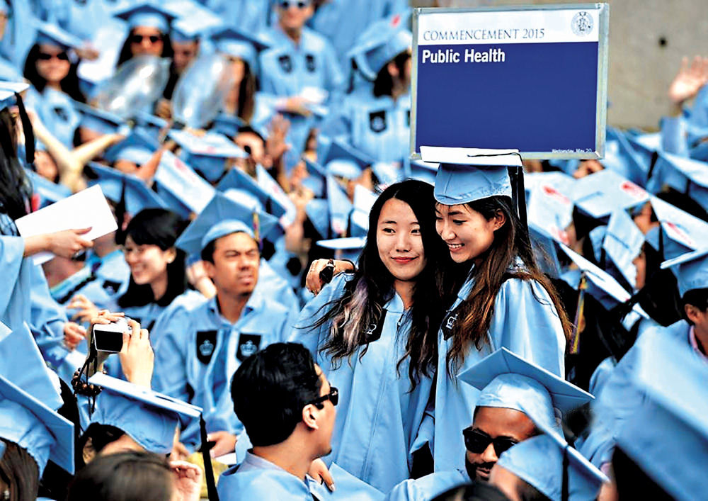 图:今年5月,美国哥伦比亚大学毕业典礼上的中国留学生资料图片