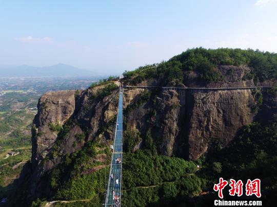 湖南平江石牛寨游客火爆景区连续四天限流