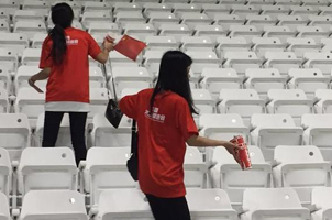 中国球迷赛后清理看台垃圾 卡塔尔球迷:他们没输