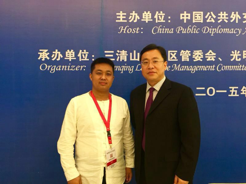 三清山风景区党委副书记、管委会主任诸立与大公报宗教文化版主笔兼大公网副总编辑史利伟 10月8日至11日,“驻华外交官中国文化行——世界望眼大美三清山”活动在世界自然遗产地三清山举行。在欢迎活动想与会大众介绍了三清山丰富的自然景观与文化内涵,会后,诸立主任接受了大公报大公网记者的专访。 谈到这次论坛最大的收获,诸立主任认为此次活动为三清山下一步的发展打开了一扇窗——让世界了解三清山,让三清山放眼看世界。在不久的将来,三清山将要
