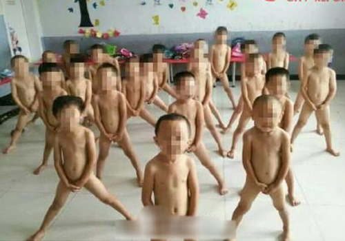 男童被集体拍裸照 老师：没恶意