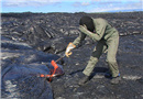 实拍科学家冒高温从火山取熔岩样本