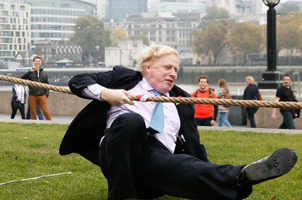 伦敦市长穿西装玩拔河 意外摔倒坐地乐