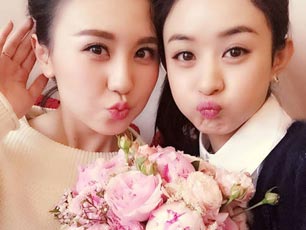 "花千骨"赵丽颖参加表妹婚礼获捧花 与新娘卖萌合影
