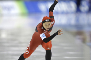速滑世界杯-张虹0.01秒胜韩国强敌 第三度夺500米金牌