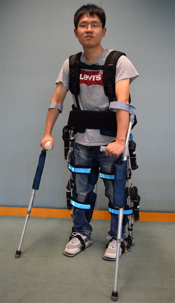 脚及手上的装置,总重13公斤,一次充电能用4小时,帮助瘫痪或下肢不便