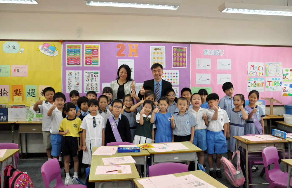 图:圣十架小学校长陈颂康(后排右)与小朋友一起 圣公会圣十架小学前身已有五十年歷史,十年树木,百年树人,育人如栽树,给予适当养分和好土壤,就能结出好果子。 陈颂康校长年轻实干,深得家长学生爱戴,寄望下年迁校后,在启德新社区继续为我们培育出坚壮小树苗! 梁思韵:圣公会圣十架小学新校舍有何特色? 陈颂康校长:新校舍最大特色是?