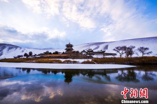 敦煌大漠雪景激发旅游小高峰