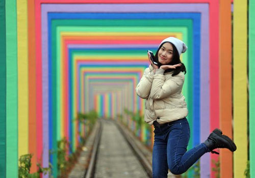 广西废弃铁路披“彩妆” 变身爱情隧道吸引游人
