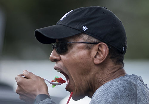 总统也爱路边摊 奥巴马夏威夷度假猛吃刨冰