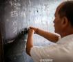 “无指”老师山村执教26年：剩一个学生也教