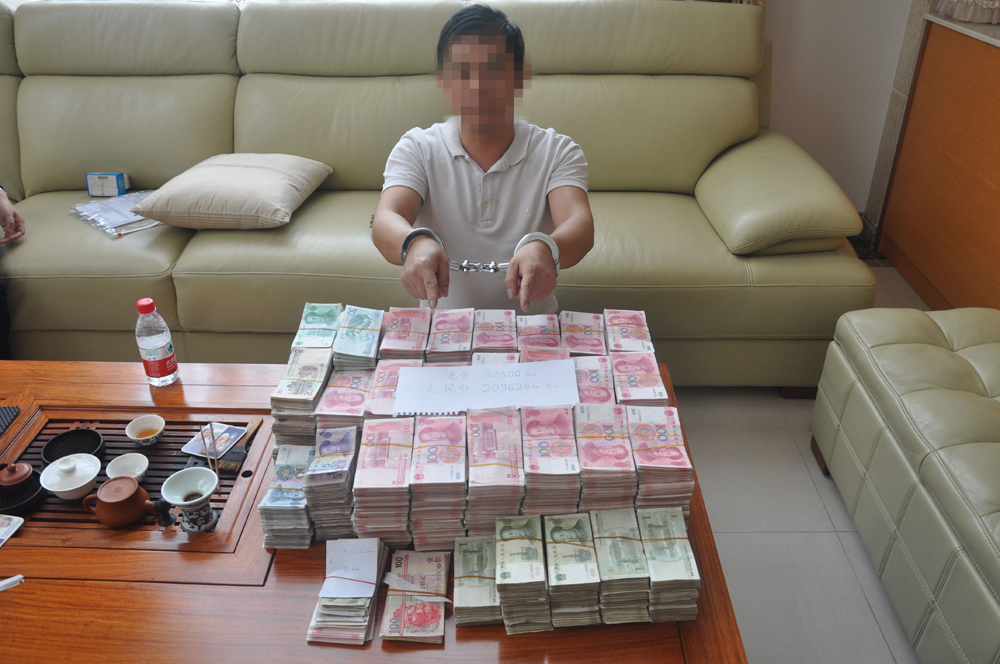 东莞警方侦破周某特大地下钱庄案,现场搜获大量港币及人民币现金