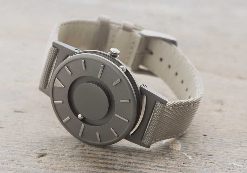 图:The Bradley Timepiece手表改变了常人对盲人手表的观感 Eone Timepieces供图 【大公报讯】记者王一梅深圳报道:第二届中国设计大展及公共艺术专题展正于深圳举行。是届展览包括设计案例展、设计文献展、公共艺术案例展、公共艺术文献展,以及论坛活动合共五个板块。二百个来自内地、香港以及海外的优秀设计及公共艺术案例,全面呈现了当代设计和公共艺术的丰富面貌。 香港团队设计传统老牌 是届展览以案例形式呈现,它不是单件作品的巧思,也非某一功能的单纯实现,而是强