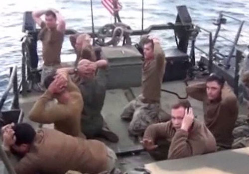 美军双手抱头跪地向伊朗投降一幕