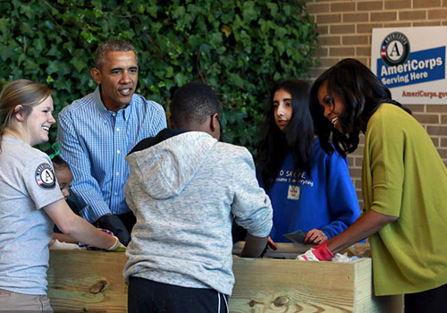 奥巴马夫妇造访小学 纪念马丁·路德·金日