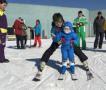 王皓一家三口体验滑雪 世界冠军亲自教学