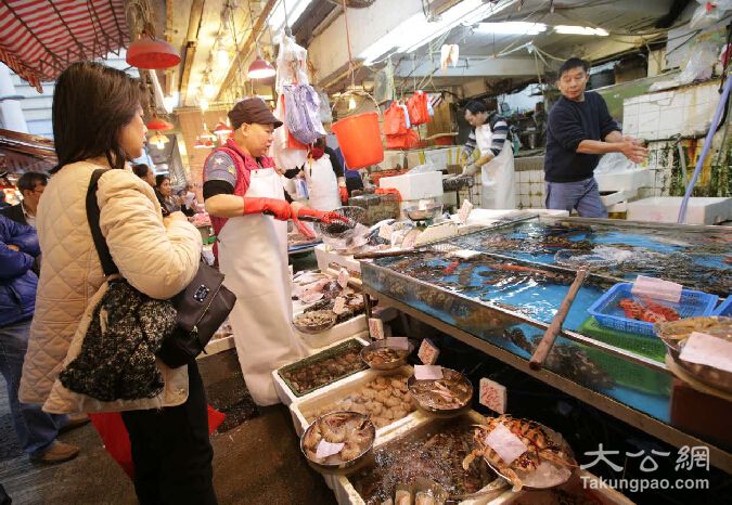 海鮮市場近日多入了斑類及貝殼類等貴價海鮮應市 大公報林少權攝 豬肉檔方面,排骨每斤44至56元,「煲湯骨」則要36元一斤。檔主稱,豬肉近日沒有特別加價,但年尾可能會「賣貴些少」;至於街市沿途約三、四間活雞檔,全部都已沽清存貨,顧客都要付錢落訂,才能買到明日到貨的活雞。海鮮檔方面,有東主稱近日多入了斑類及貝殼類等貴價海鮮應市,杉班賣約168元一斤,大蟶子約108元一斤;若天氣較寒冷,不排除脆肉鯇魚會加價。