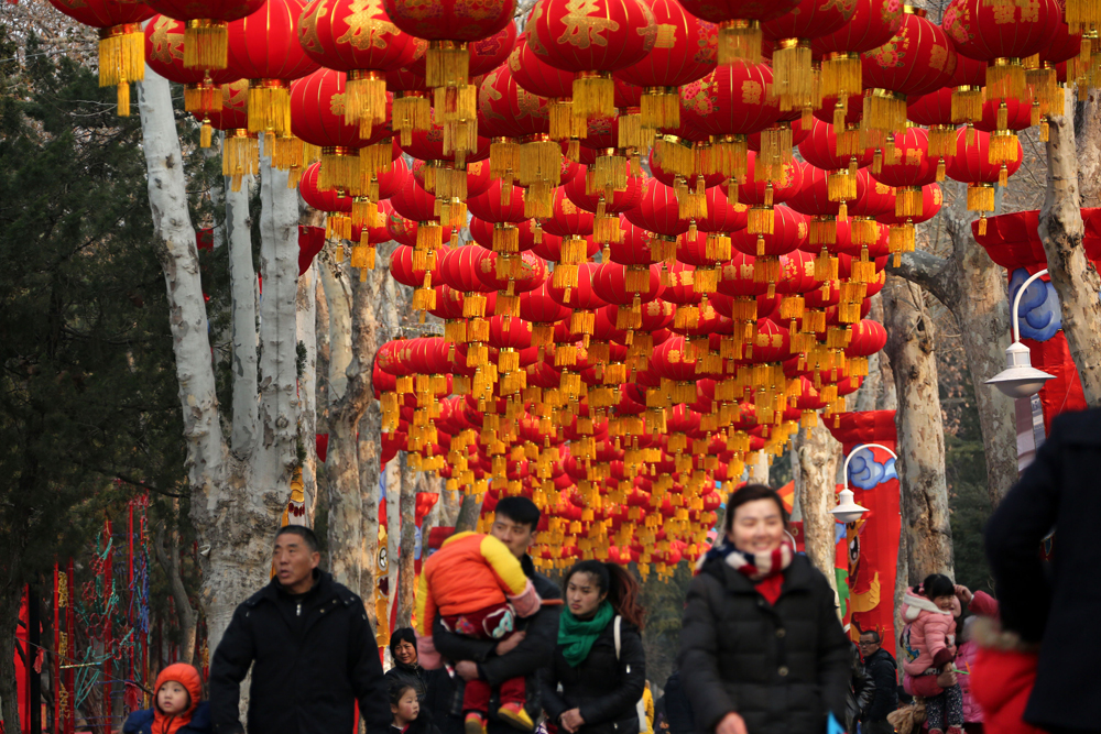 图:春节临近年味渐浓,调查显示85.