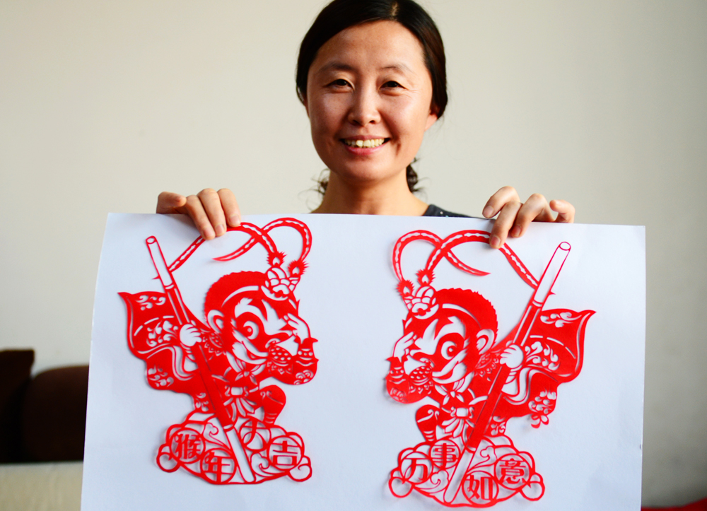春节临近,河北省民间剪纸艺人辛淑杰创作了《齐天大圣》等50馀幅