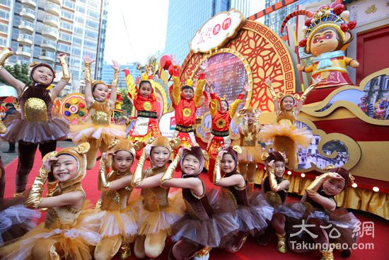 ​花车巡游料15万人现场欣赏