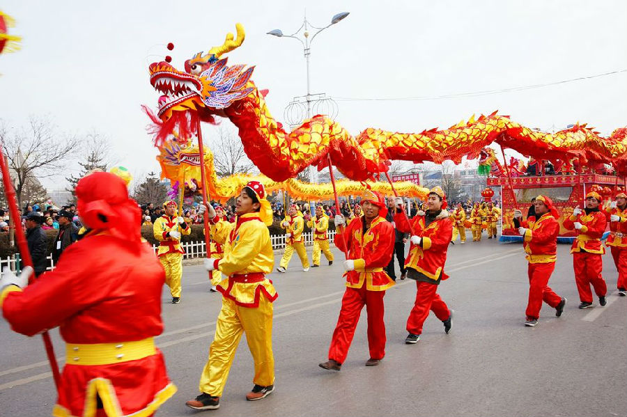又称正月十五闹元宵,历史悠久,传于三晋各地,普遍流行有舞狮子,耍龙灯