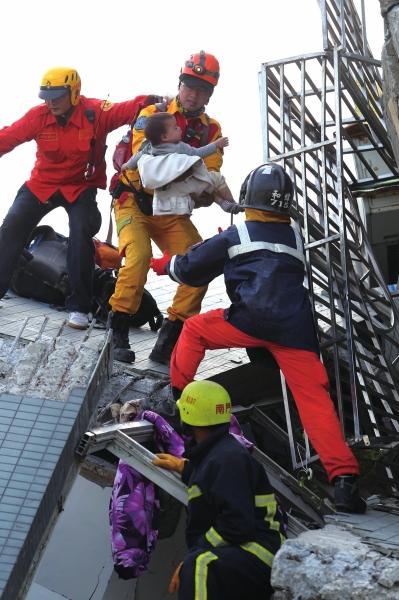 台南地震已致18人遇难 仍有约130人等待救援