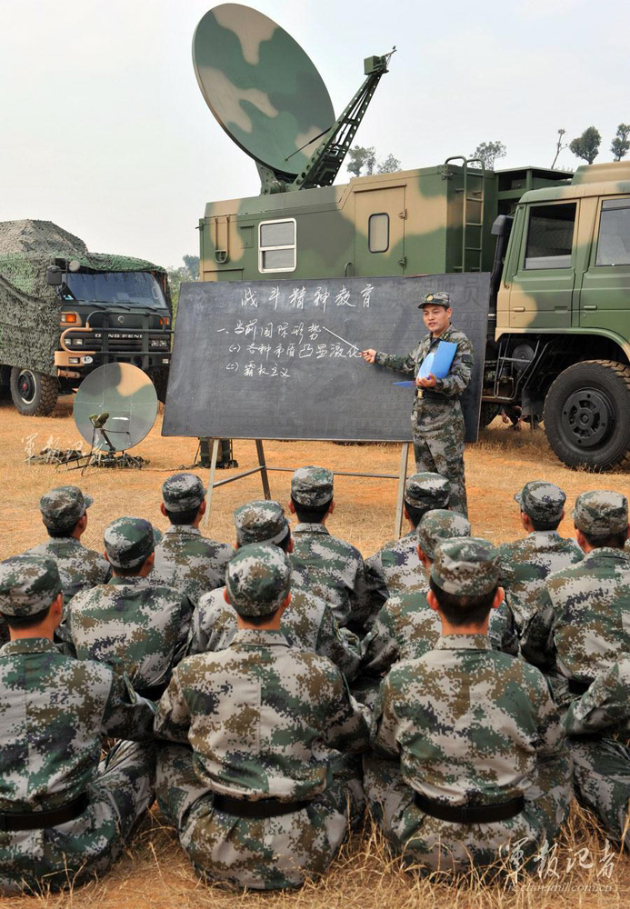 图:火箭军官兵在接受战斗精神教育/资料图片