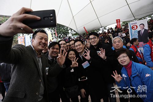 千人撑场誓踢走乱港者 周浩鼎为香港正义而战