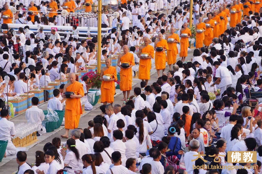 世界各地佛教徒云集泰国喜迎"法宝节 供僧燃灯庄严震撼