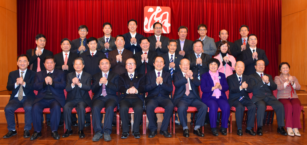 陈伟南,永远名誉主席蔡衍涛,常务副主席张成雄等首长在会所热情欢迎