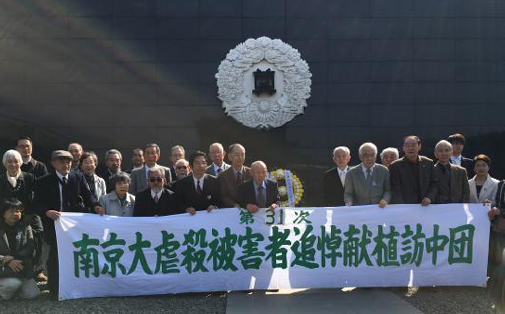 图:日本友人在侵华日军南京大屠杀遇难同胞纪念馆,悼念南京大屠杀死