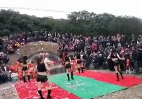 女子在坟头穿短裙跳劲舞祭拜