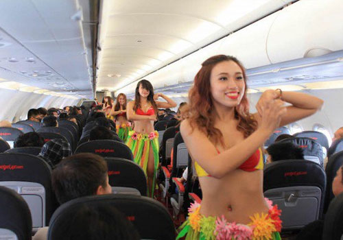 越南航班空姐穿比基尼热舞引争议