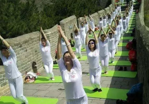 金山岭长城现千人瑜伽盛典