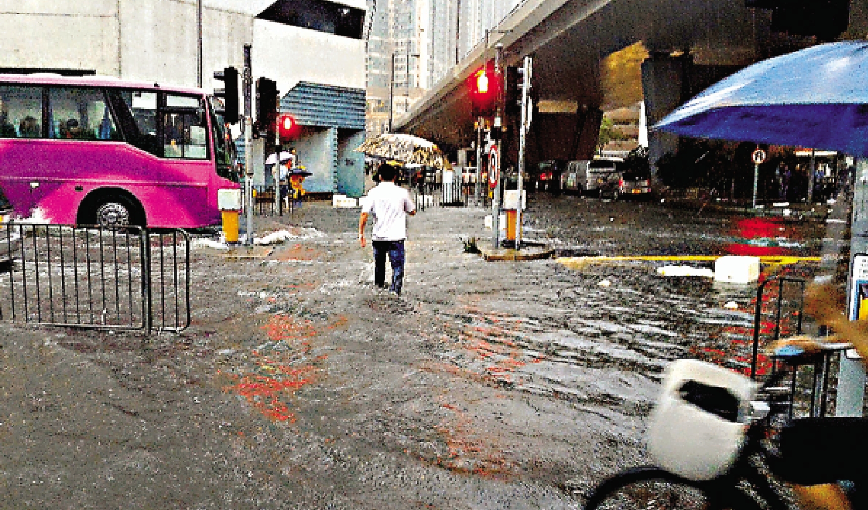 黃雨肆虐五句鍾市民受困 多區水浸堵交通