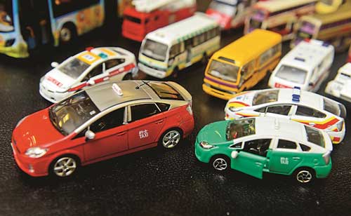 红色的(1:43)以模型定位,绿色的tiny城市系列迷你车仔则定位为玩具