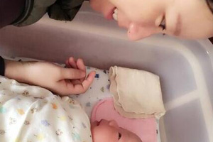 郑洁做母亲孩子已满月 晒合影母爱满满