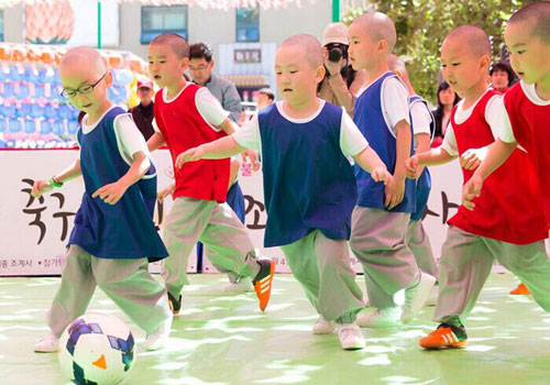 韩国寺院举行童子僧足球赛 欢庆儿童节