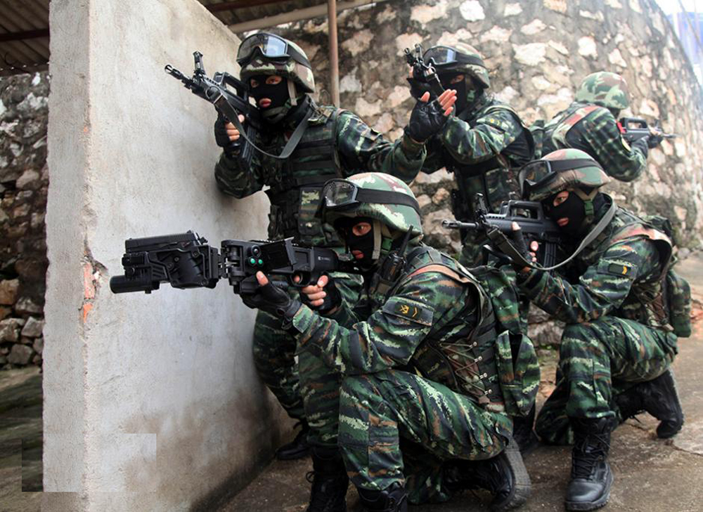 武警反恐中队训练"拐弯枪"射击 资料图片