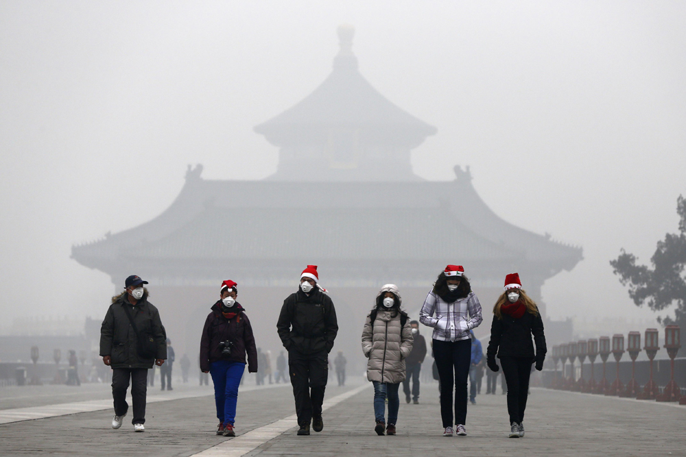 图:近年来北京雾霾问题严重,不少市民节假日选择离开城市去郊区"避