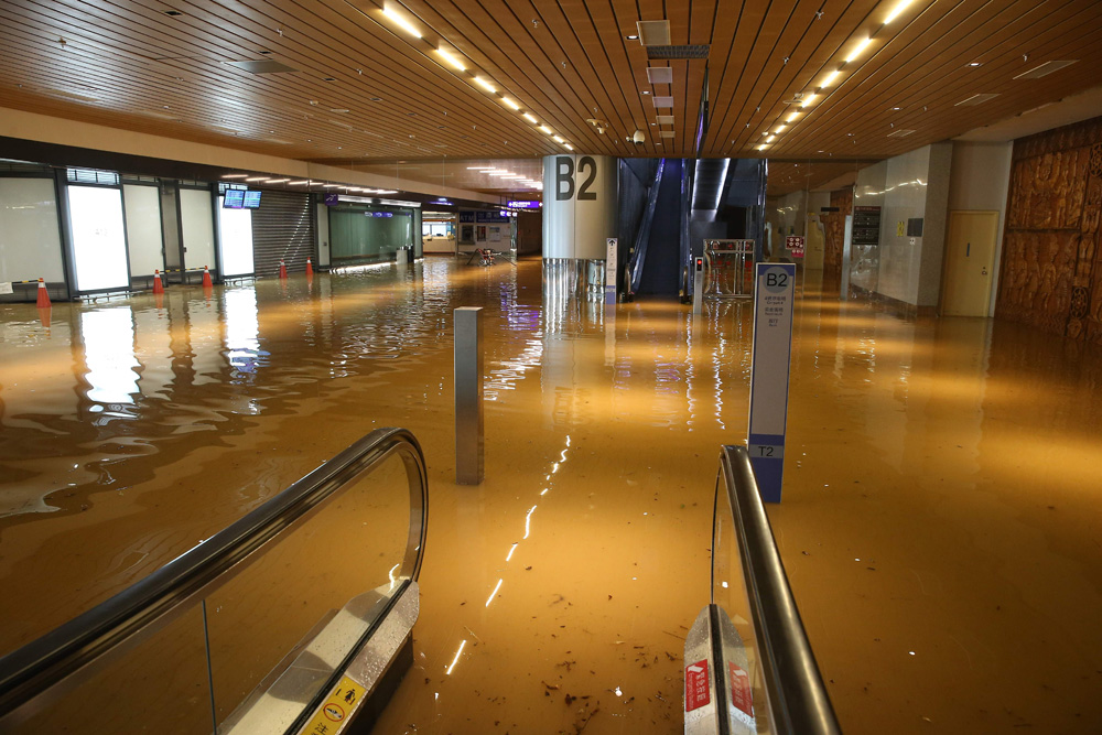 豪雨襲台桃園機場變海港 當局被批危機處理差