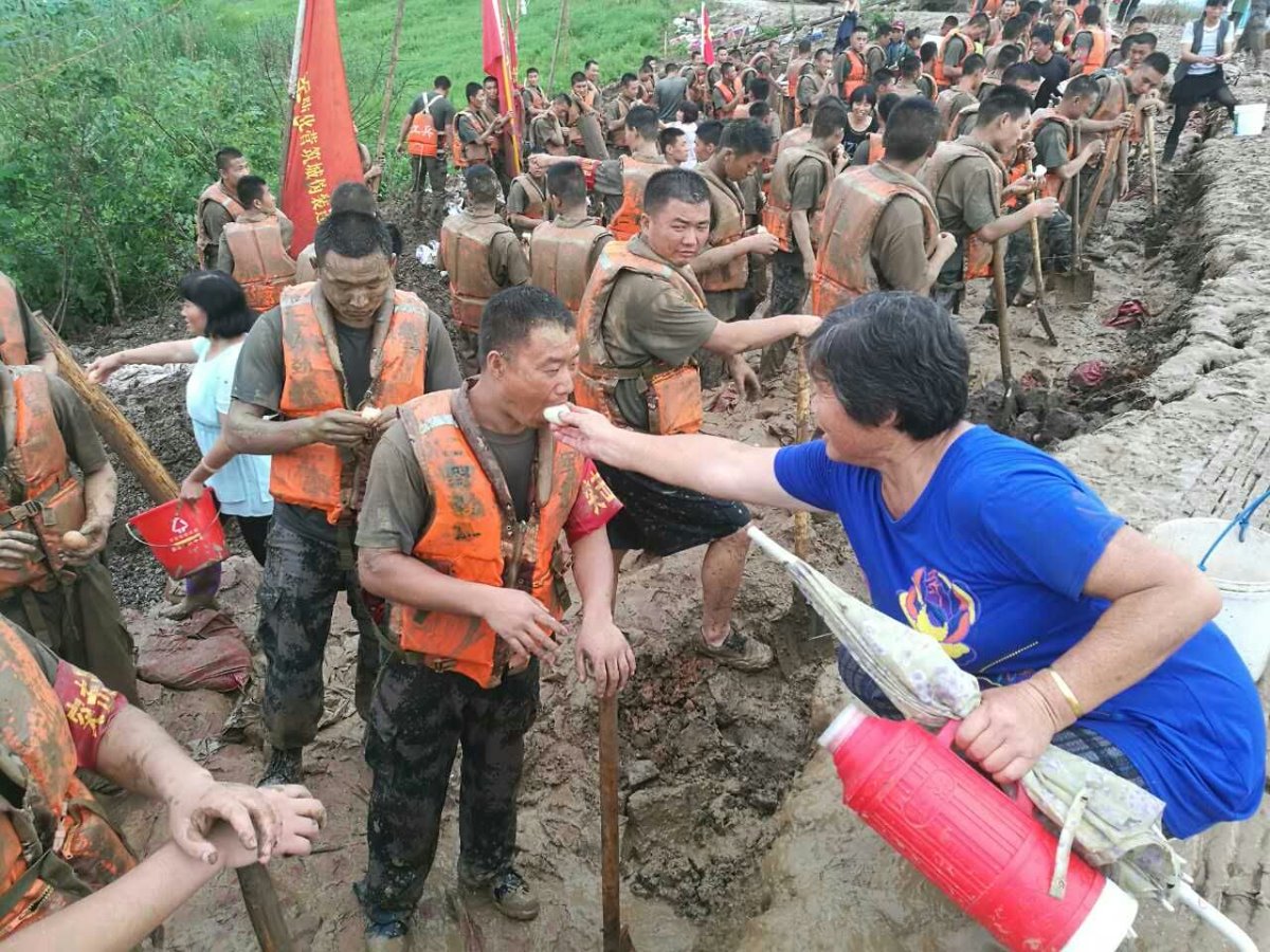 大妈把馒头直接喂到战士嘴里