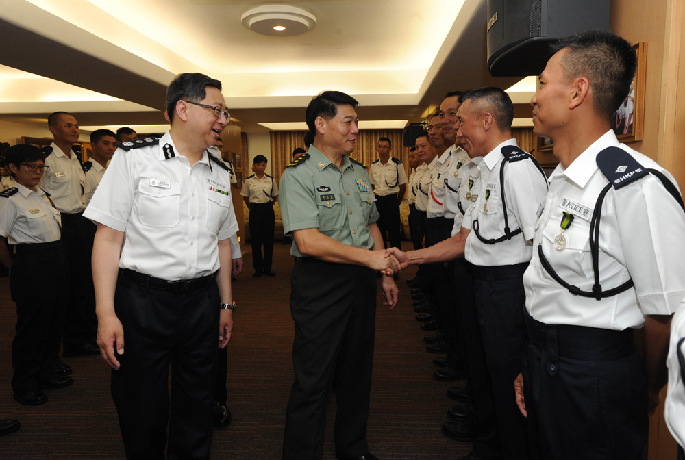 驻港部队司令赞警队贡献