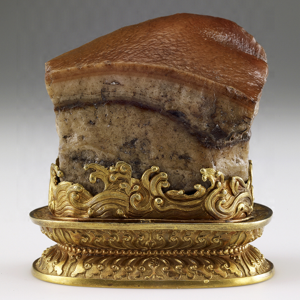 东坡肉形石是一种肉石,与翠玉白菜和毛公鼎并称台北故宫的镇馆三宝.