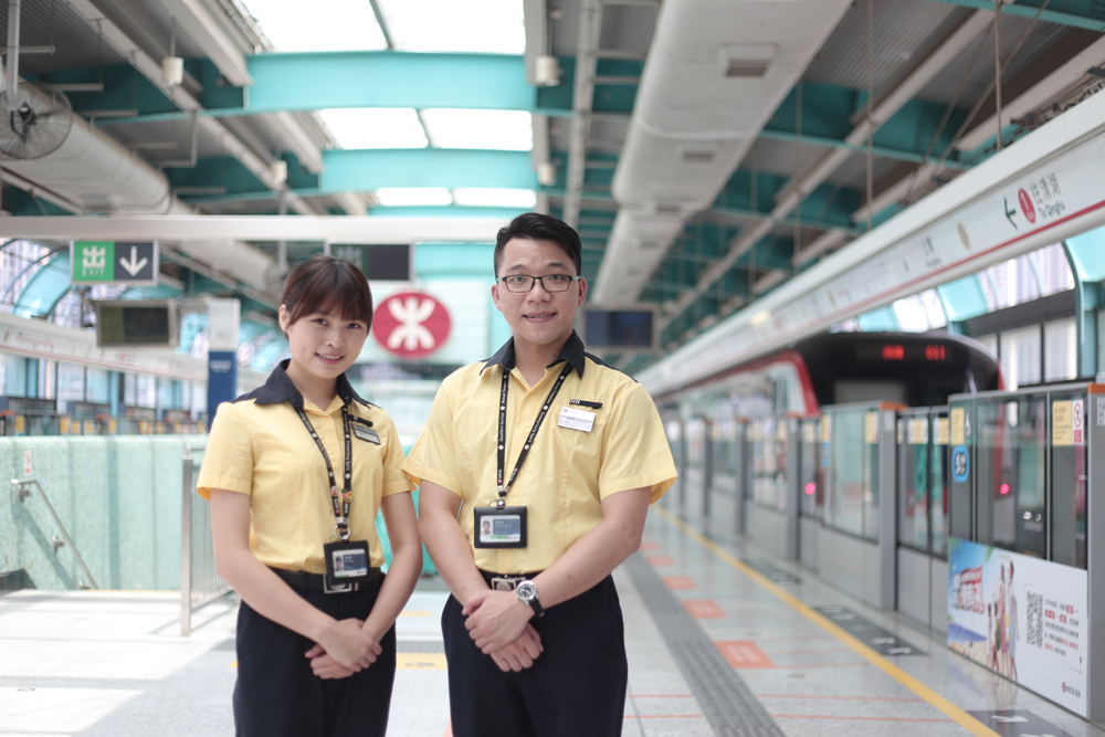 图:港铁深圳四号线地铁工作人员身穿制服港味十足 / 大公报记者黄