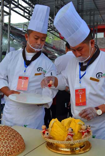 参赛厨师正在烹饪制作人参菜肴.(卢冶摄)