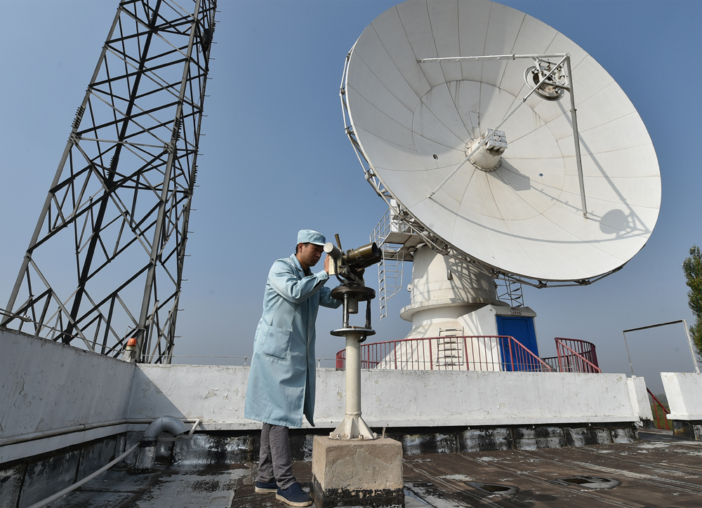16日,太原卫星发射中心阳曲站技术人员进行雷达标校/ 新华社