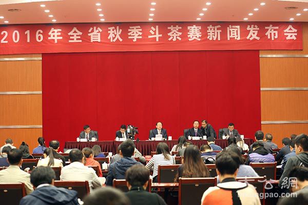 贵州秋季斗茶赛28日举行。 记者周亚明 摄 省政协主席王富玉领衔主导斗茶赛 据悉,贵州斗茶大赛自去年始,当年分春、秋两季举行了两届,今次算是第三届。记者注意到,每次斗茶大赛,其主办、承办单位名单尽管小有变化,但有一点始终如一,即省政协主席王富玉亲人赛事组委会名誉主任,并多次指示、亲自关心赛事的组织等多项事宜。 王富玉之外,贵州省政协副主席、贵州省工商联主席李汉宇则“具体操刀”,与省政协副主席谢晓尧、省政协秘书长李月成、省农委主任袁家榆共同担任组委会主任,与其它成员单位